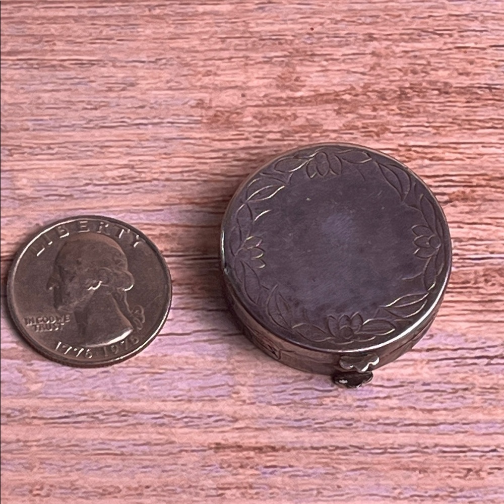 Antique Engraved Sterling Silver Round Pill Box 16.33 grams - Picture 9 of 11